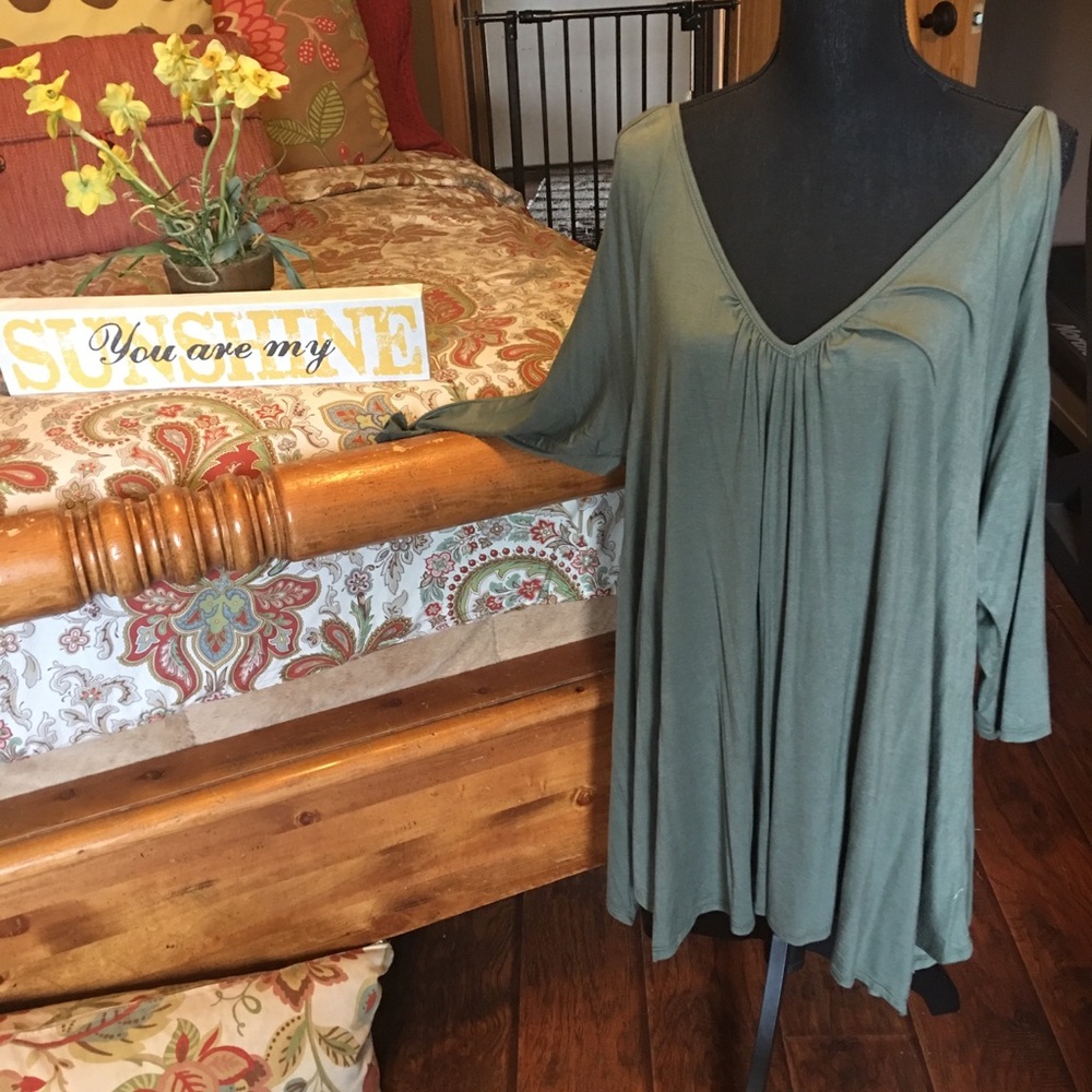 Emerald women’s size 1X olive green cold shoulder
